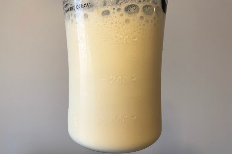 HMBプロテイン18000を牛乳に溶かした